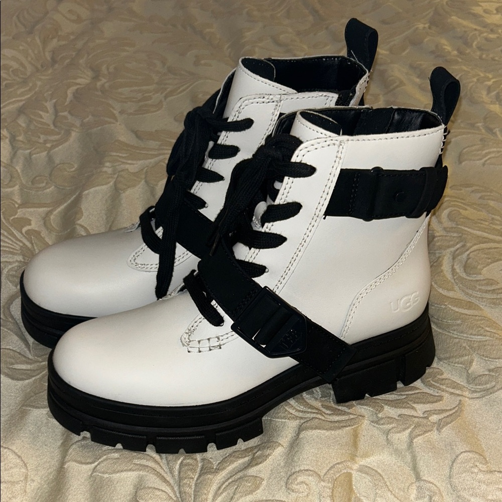 Brand New Never worn UGG Women’s Ashton Lace up leather boots size 8